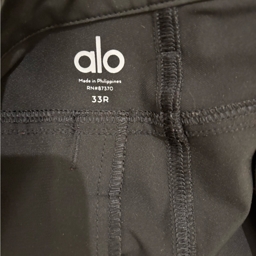 ALO Yoga Men's Black Cargo Pants - Picture 3 of 3